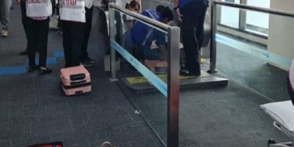 Kvinde falder i en lufthavn: Det ender med at koste hende benet