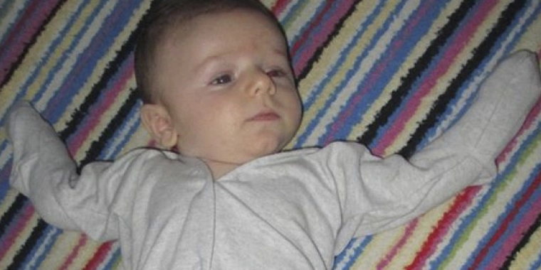 Far skulle klæde babyen på, men noget gik galt – nu skraldgriner hele verden af hans fejltagelse