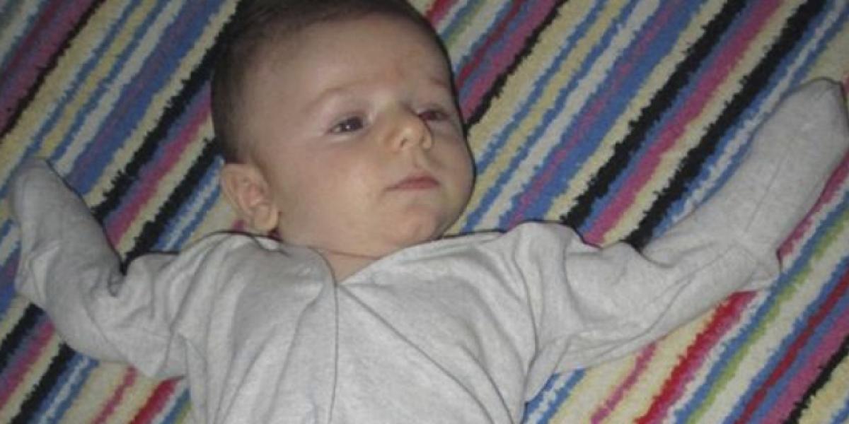 Far skulle klæde babyen på, men noget gik galt – nu skraldgriner hele verden af hans fejltagelse