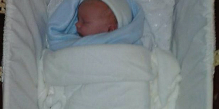 Forældre tog på druktur og glemte, hvor de havde efterladt deres baby – Det kostede deres barn livet