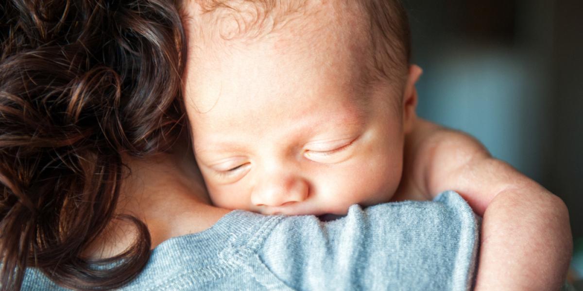 Mor til nyfødt baby skriver hånlig besked til mødre, der beklager sig – nu griner hele nettet af hende