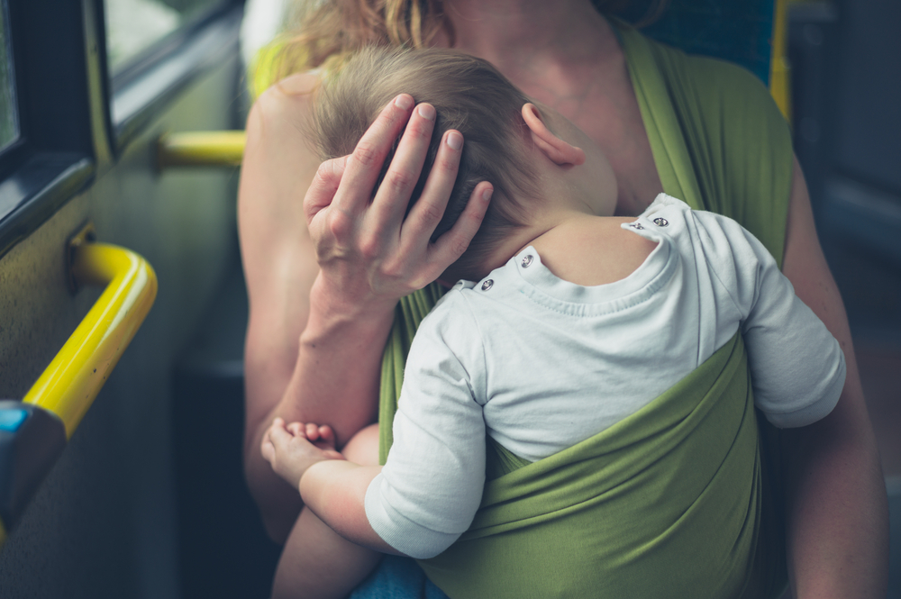 Barnegråd fik mand til at overfalde baby i bus