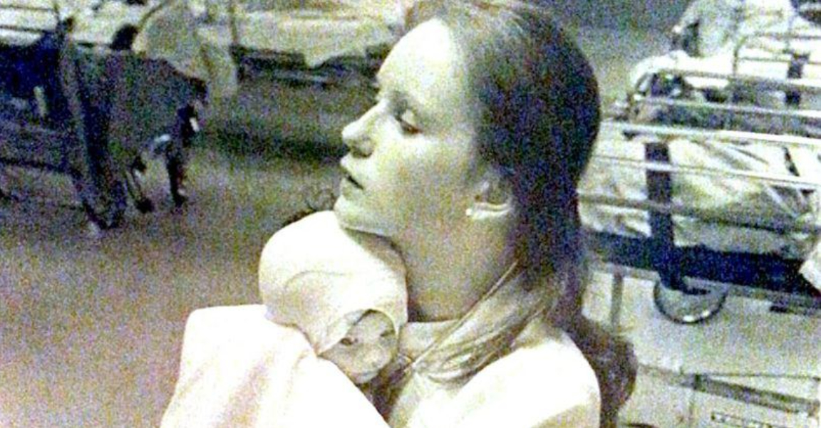 I 1977 reddede hun en forbrændt baby: 38 år senere ser hun et billede, som giver hende kuldegysninger
