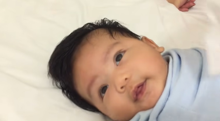 Far får baby til at sove på 40 sekunder med dette geniale trick