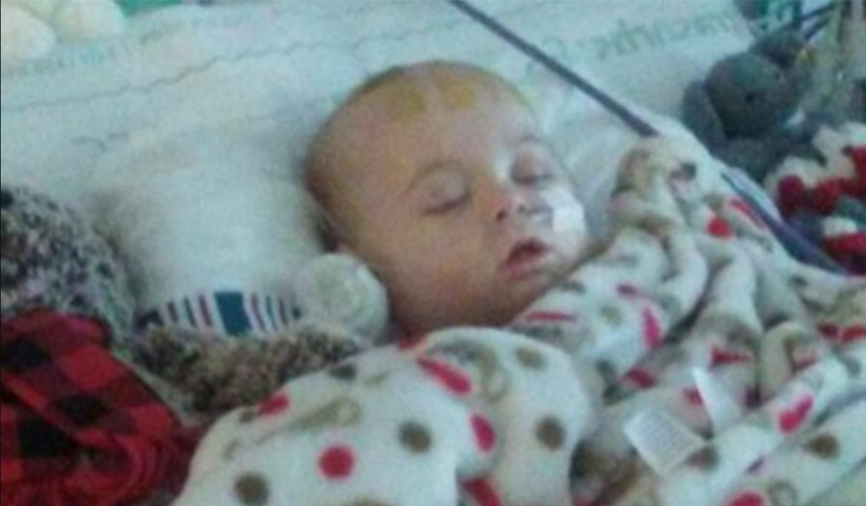 Mor efterlader 1-årig i sengen: Sekunder efter sker tragedien