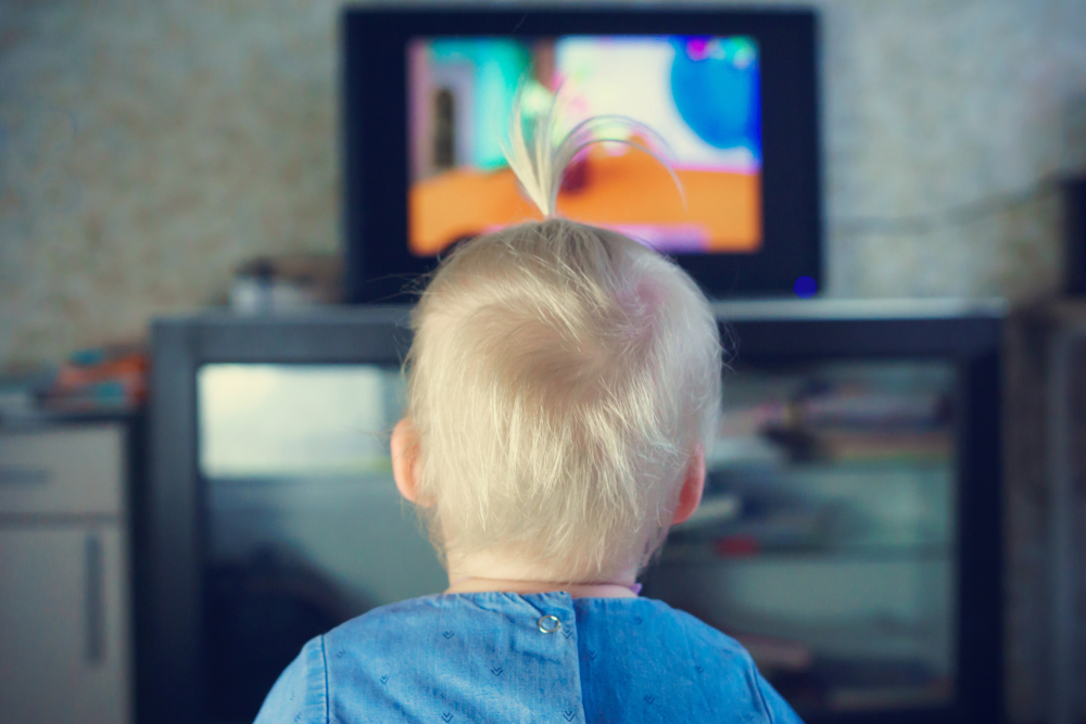 Spædbørn ser mere TV end nogensinde før: Risiko for at blive overvægtige