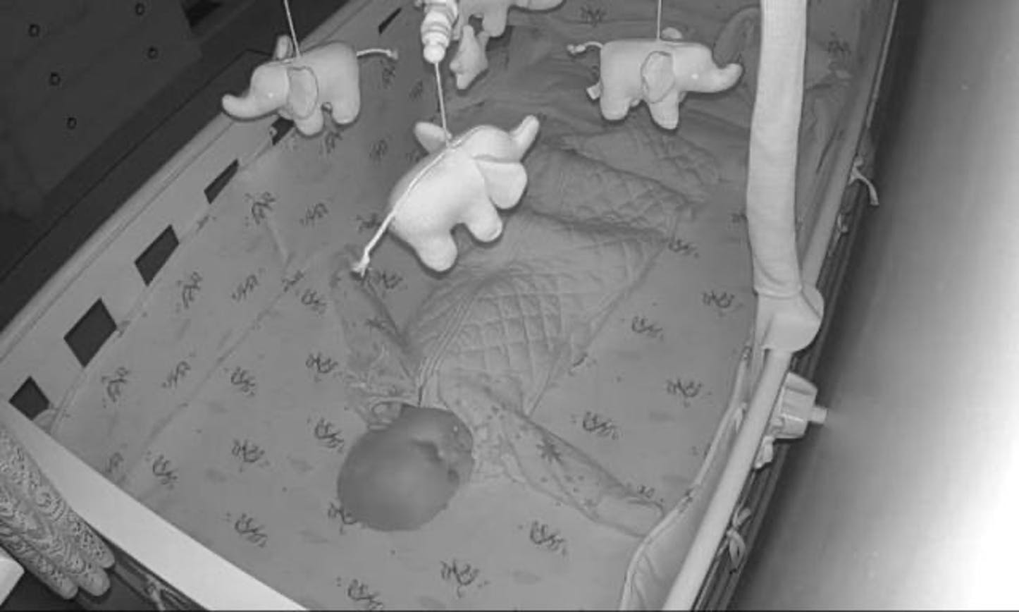 Ung mor skræmt fra vid og sans: Hørte dyb mande-stemme i baby-alarm