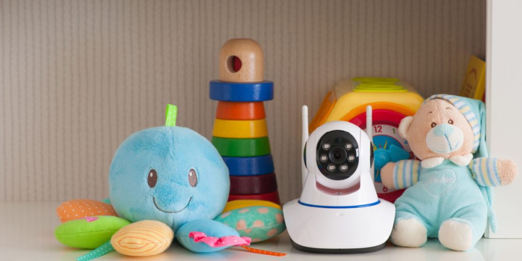 Mor overvåger sin baby gennem babyalarm: Det svigermoren gør ved barnet, efterlader hende forfærdet