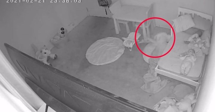Uhyggeligt øjeblik fanget på baby-monitor