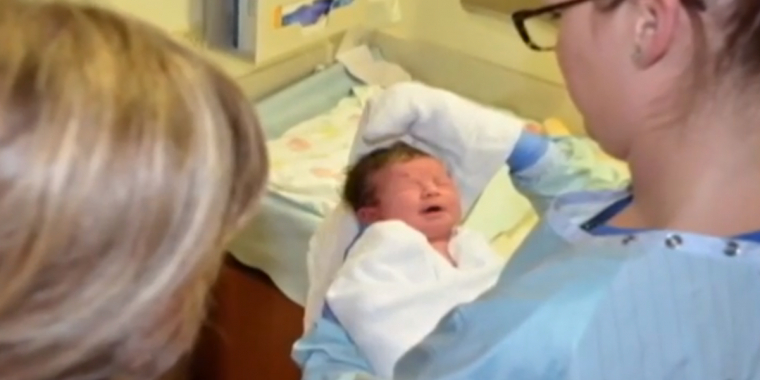 Lægerne fik et chok, da nyfødte Alyssa åbnede munden