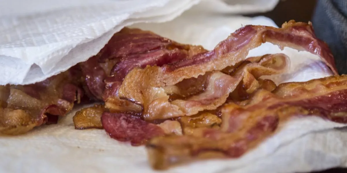 Bruger du køkkenrulle, når du steger bacon? Det her skal du være opmærksom på
