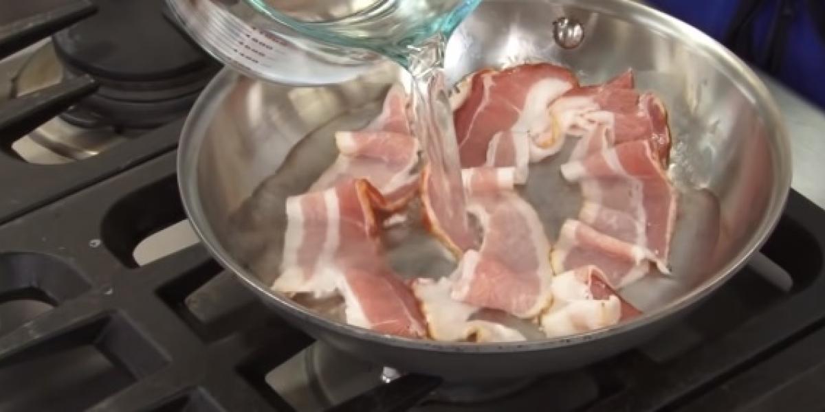 Han hælder vand på bacon – det her trick er genialt