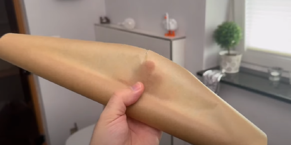 Du undrer dig nok over, hvorfor han har bagepapir på badeværelset: Men når du ser hvorfor, vil du gøre det samme