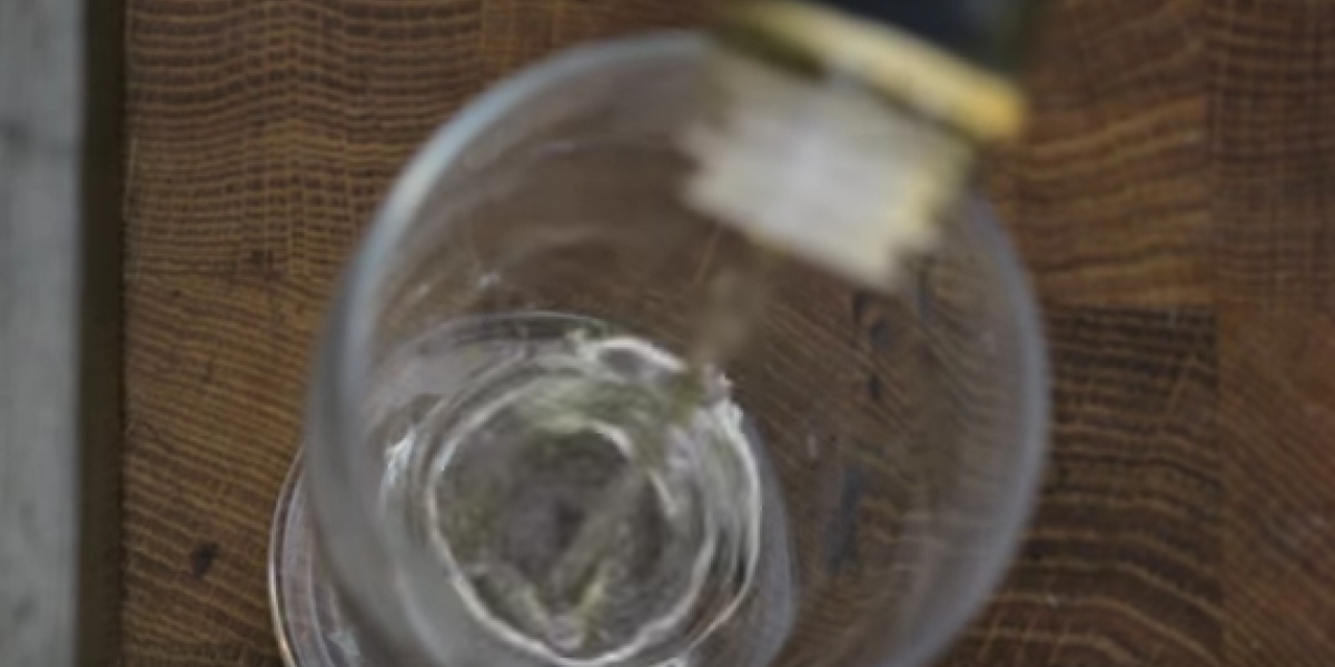 Han tager et glas og hælder tre ingredienser i: Sådan slipper du af med bananfluer