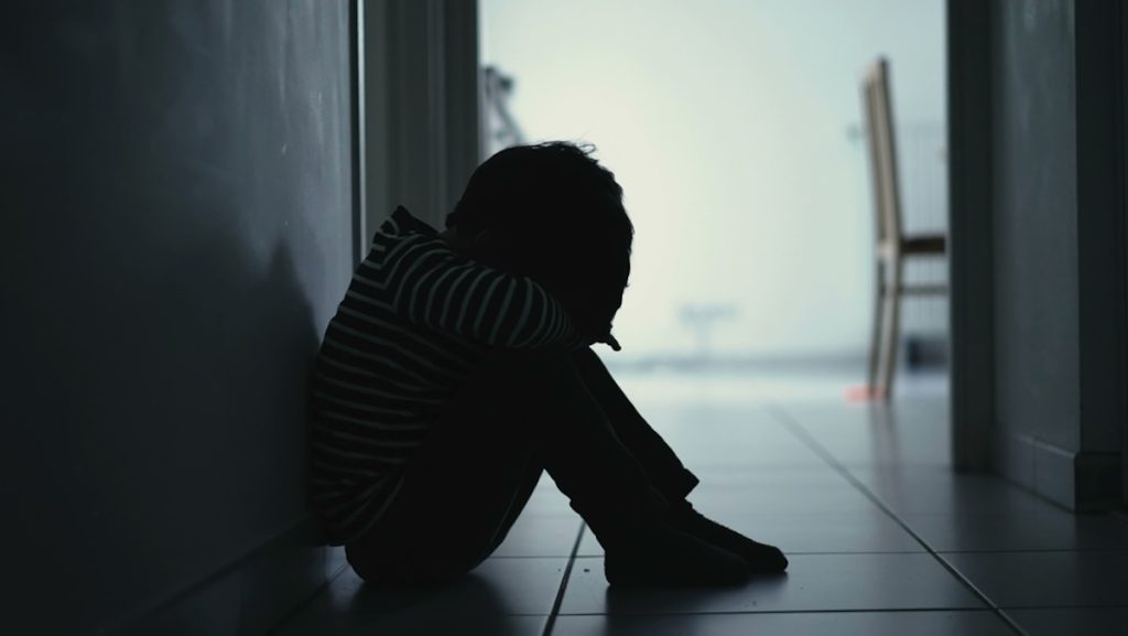 9-årig dreng sneg sig nedenunder for at spise en ‘midnatssnack’: Så gjorde han rædselsvækkende opdagelse i køkkenet