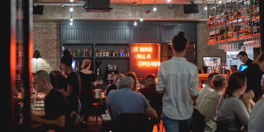 Bar anklaget for ‘body shaming’ på sociale medier: Du gætter ALDRIG hvad de målte kvinder på