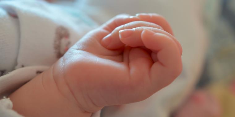 To teenagere anholdt for drab på seks uger gammel baby
