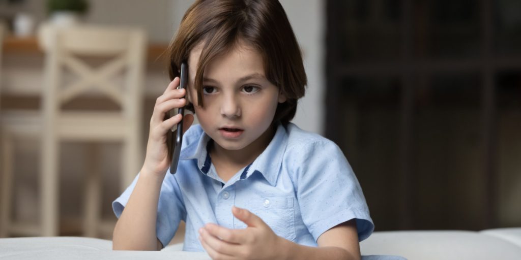 4-årig dreng ringer til alarmcentralen: Nu bliver han hyldet for sit opkald