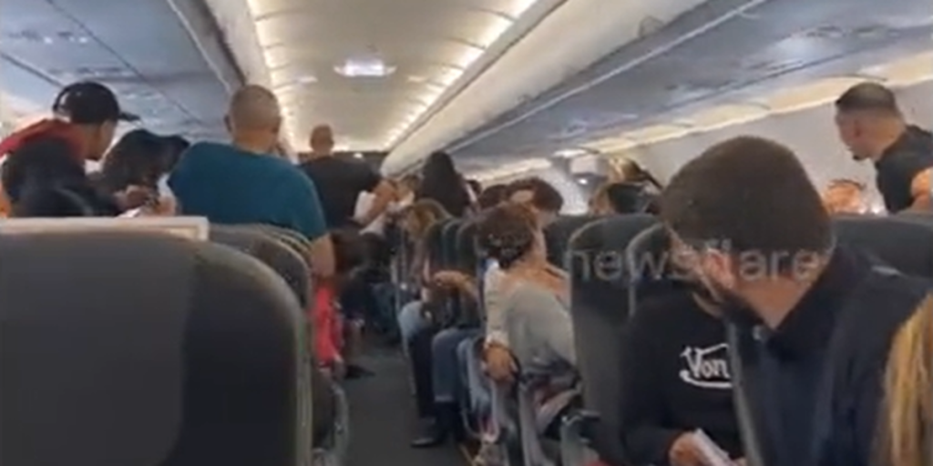 Kvinde skulle til at flyve på ferie: Så gør kvinden noget som gør at flyet bliver forsinket
