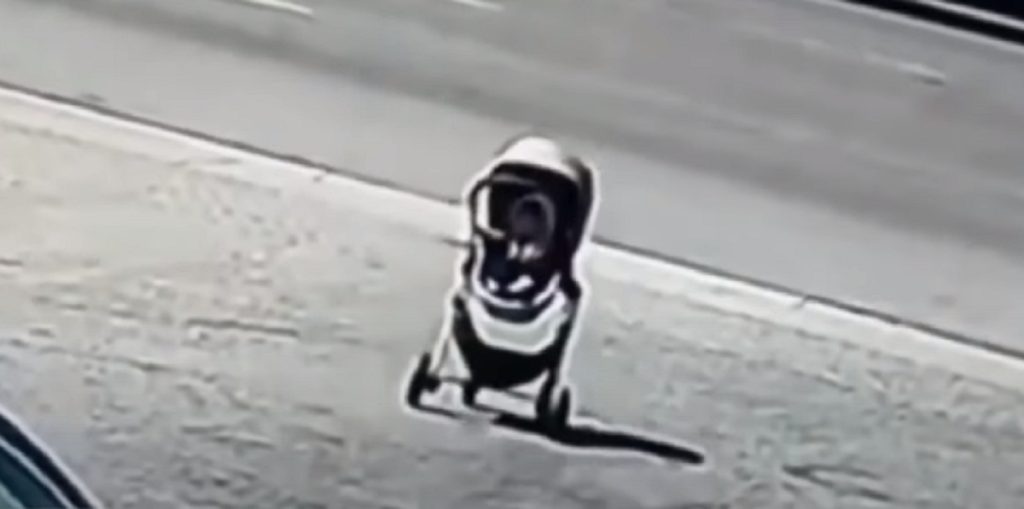 Barnevognen med den lille dreng buldrer direkte mod motorvejen: Nu er videoen gået viralt