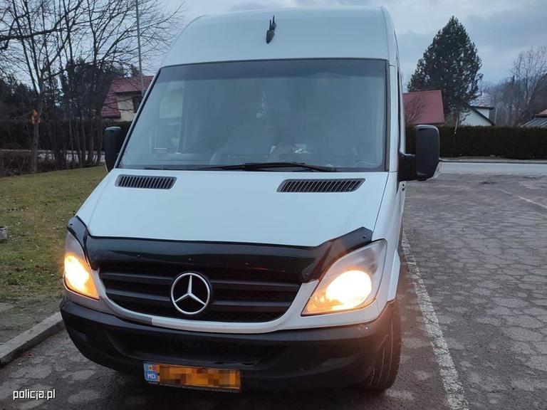 Det lignede blot en fartbøde – men se så hvilken hemmelighed politiet finder i den hvide bus