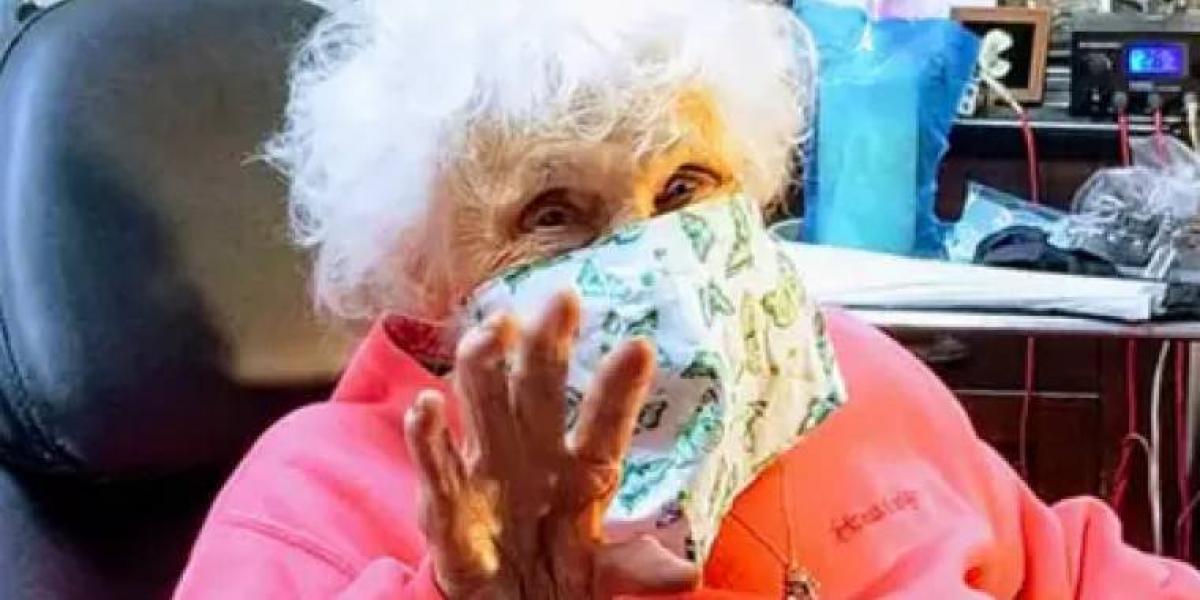 103-årig går viralt: Tatovering skulle streges fra bucket list – se hvad hun fik lavet