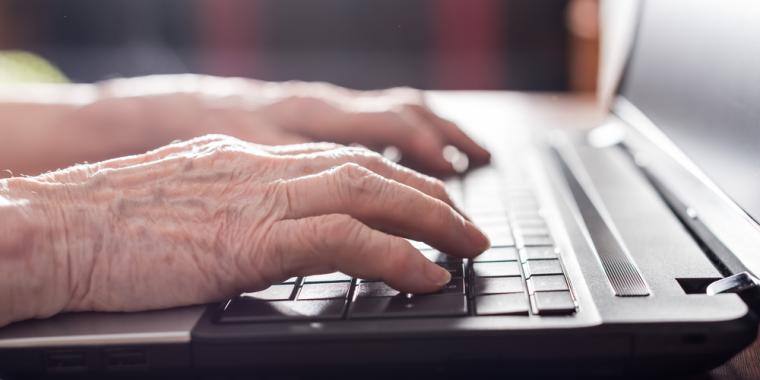 Han åbner sin bedstemors computer og afslører hendes usædvanlige google-søgning