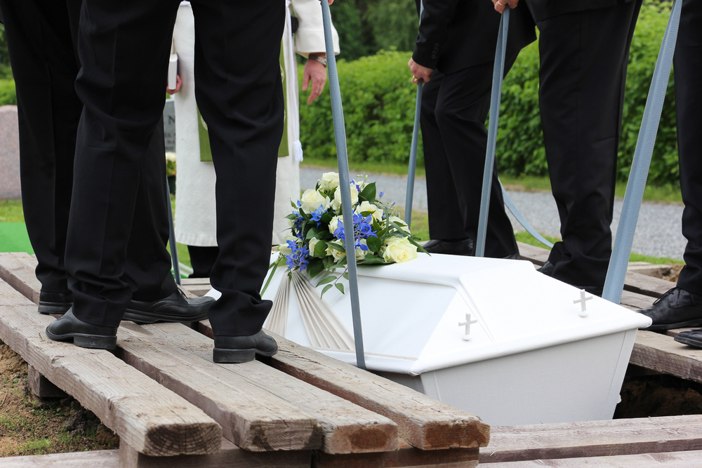 Familie og venner skulle begrave Shay, pludselig bankede det inde fra kisten