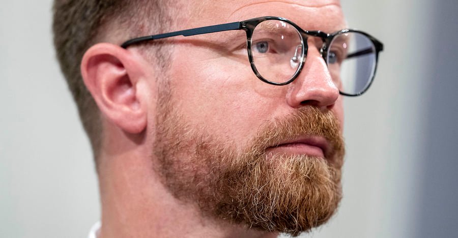 Minister færdig: Benny Engelbrecht trækker sig