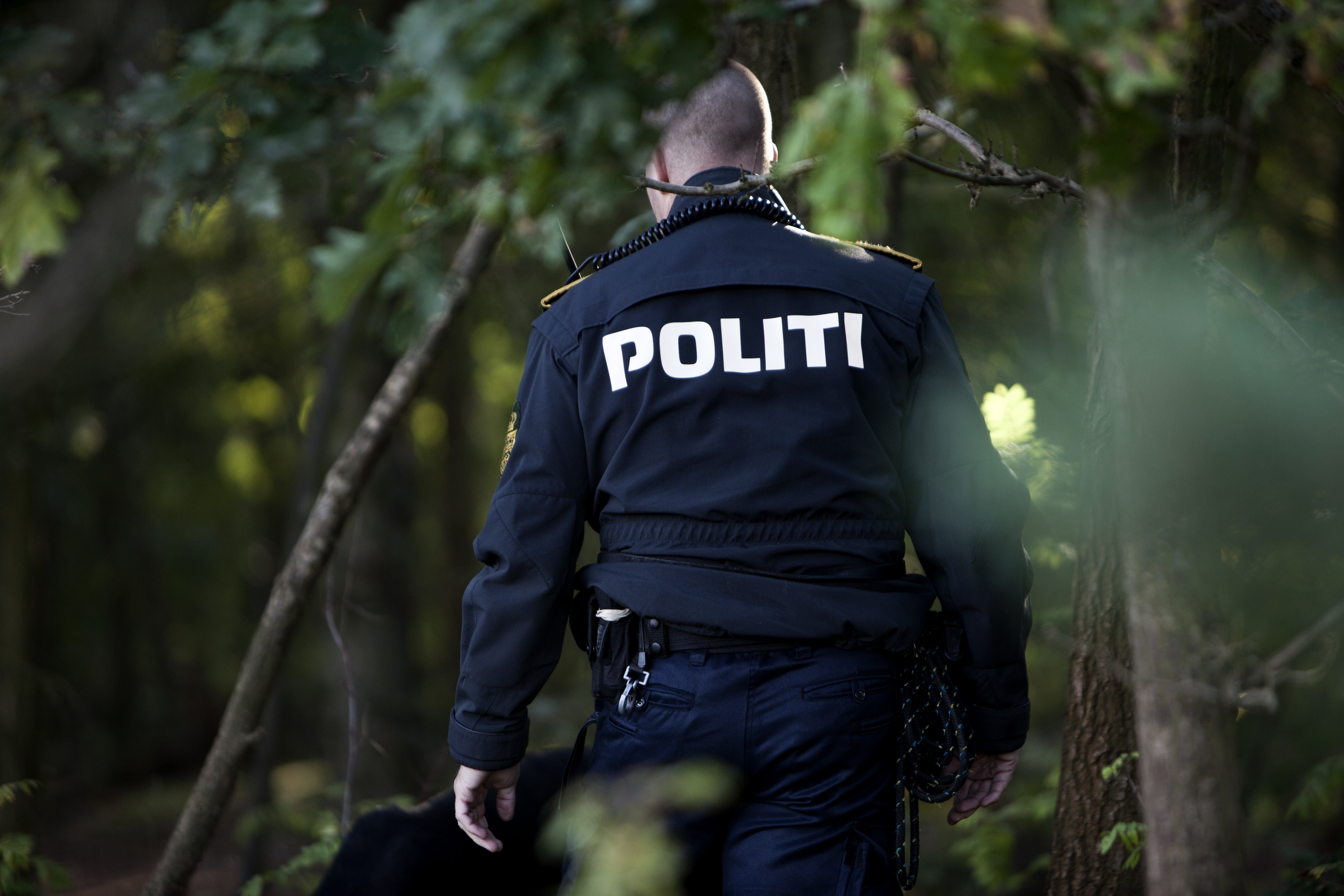 Mand tiltalt for brutalt drab: Skar halsen over på sin underbo