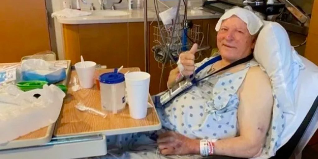 Brækkede hoften i flugtforsøg: 81-årig mand stukket af 200 ‘dræberbier’ i tre timer