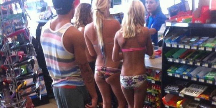 Kan du se hvorfor dette billede af tre piger i bikini er gået viralt?