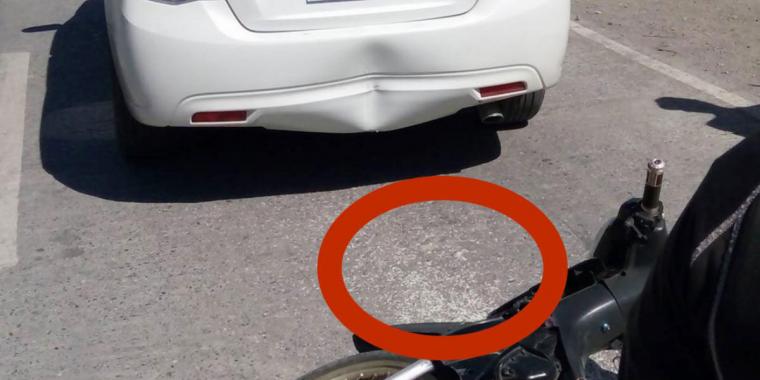 Bilist går amok, da motorcyklist kører op i bagenden – Da han kigger på jorden, forandrer situationen sig