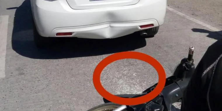 Bilist går amok, da motorcyklist kører op i bagenden – Da han kigger på jorden, forandrer situationen sig