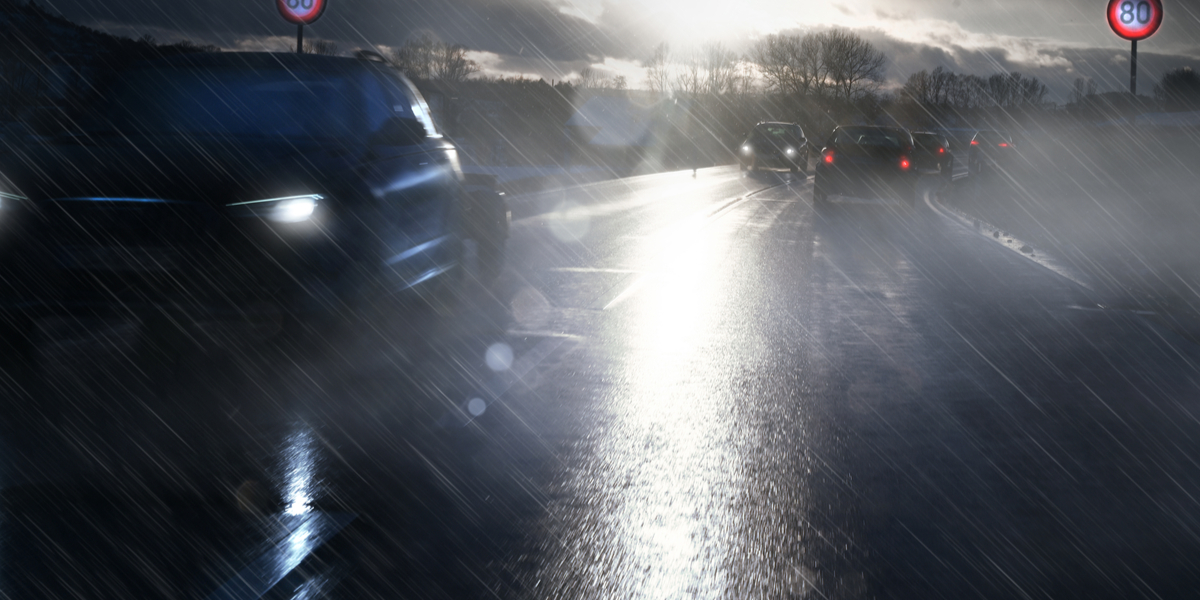 Betjente køber ikke fartbølles forklaring og lægger ham i håndjern: Så begynder det pludselig at lugte fra bagsædet