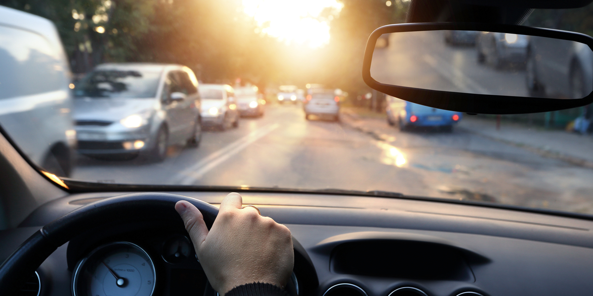 Mand ser bilen trille: Da han stopper bilen får han et chok