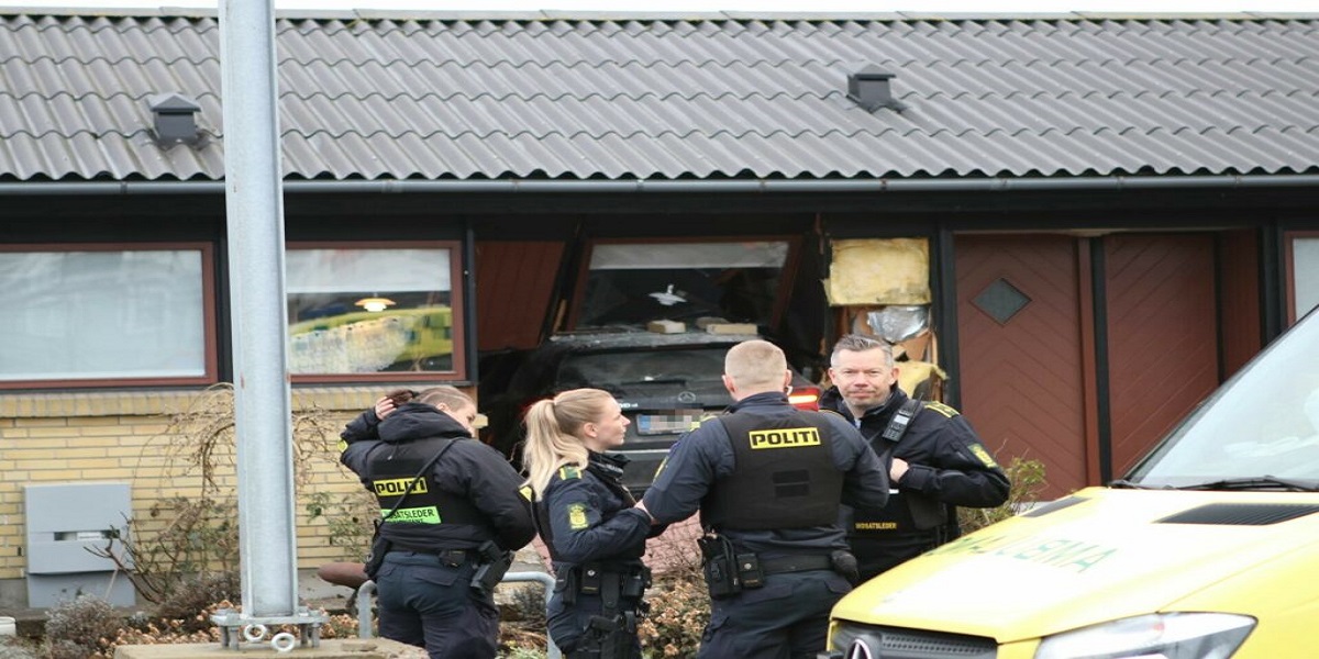 Bil kørte direkte ind i parcelhus