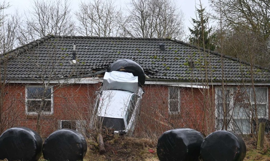 Bil smadrer ind i hus
