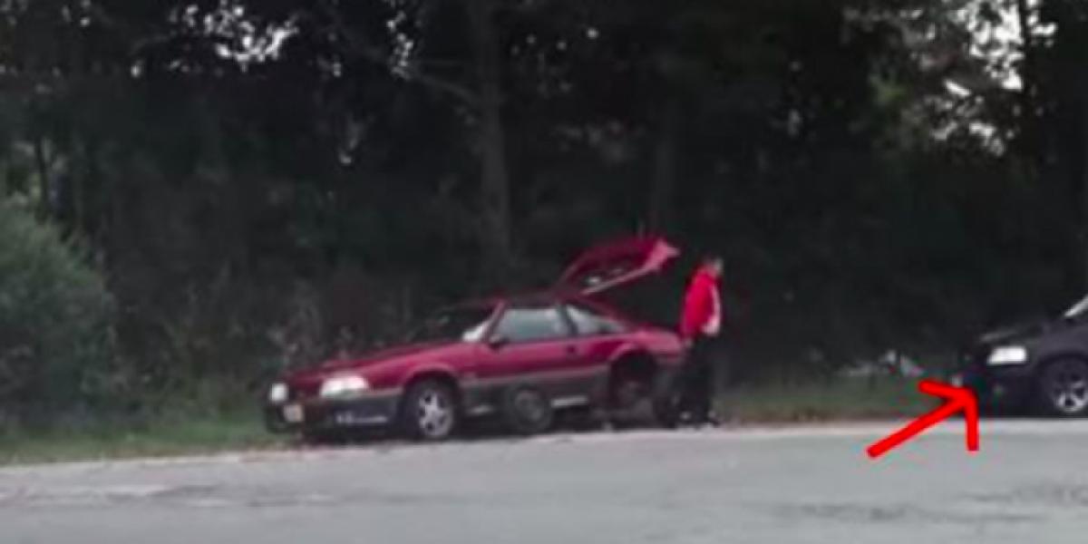 Alle ignorerer ham da han har brug for hjælp: To timer senere får han hjælp fra en uventet hånd