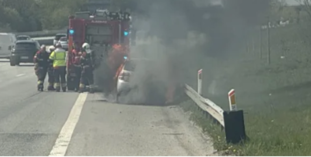 Vær beredt på kø: Bilbrand på motorvej