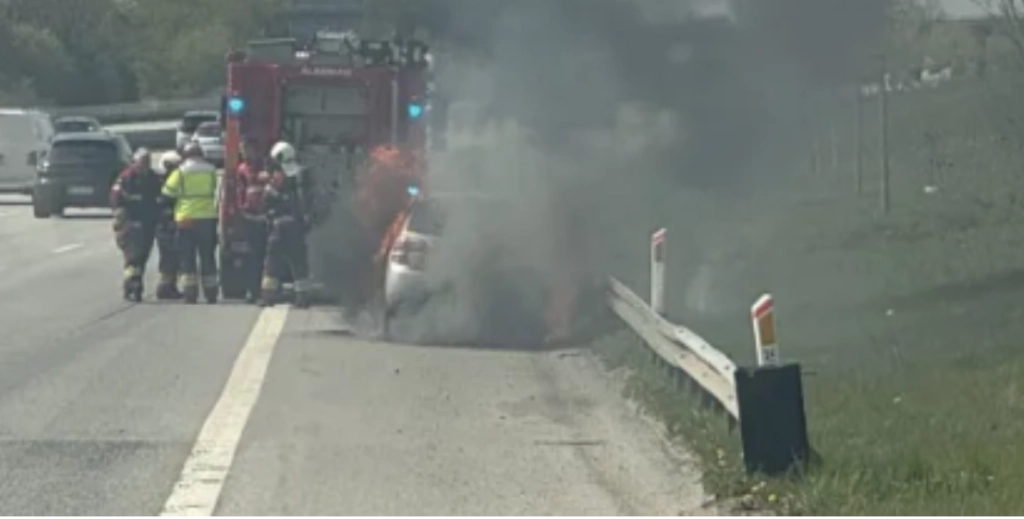 Vær beredt på kø: Bilbrand på motorvej