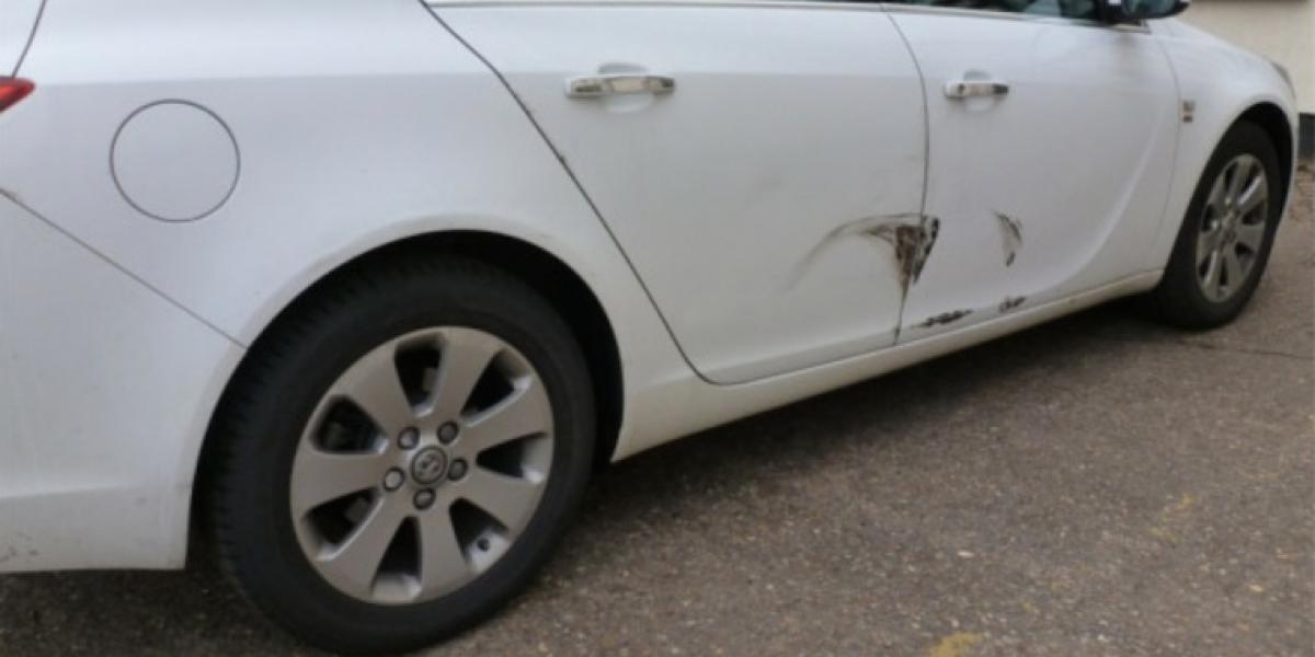 Mor får uventet regning efter hendes 3-årig søn laver en skade på naboens bil