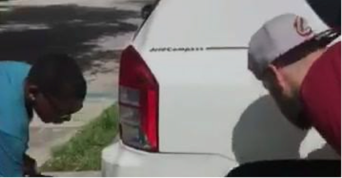 Ingen forstår hvorfor drengen vasker biler: Da en nabo forstår hvorfor, beder hun straks om hjælp