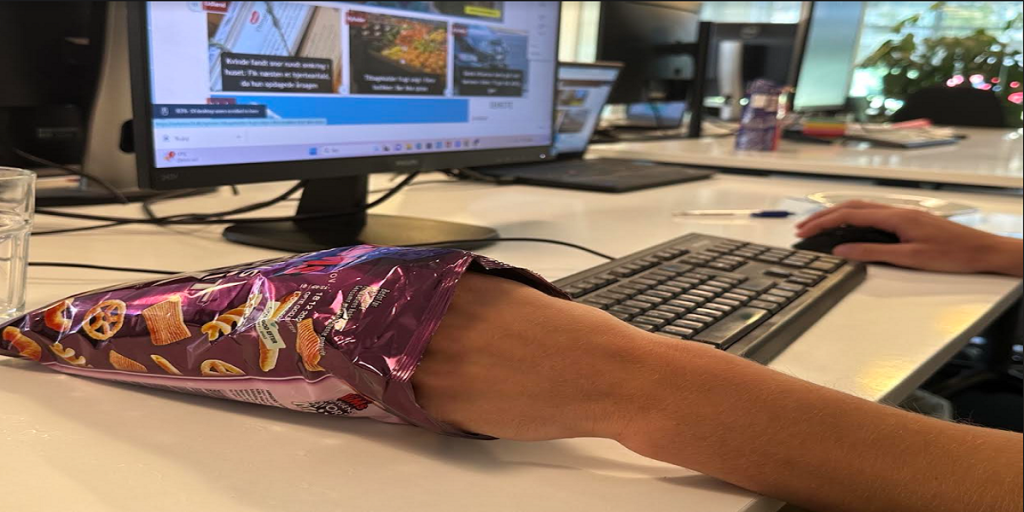 Lars-Erik ville nyde en pose Kims Chips: Da han satte hånden i posen, fik han et kæmpe chok