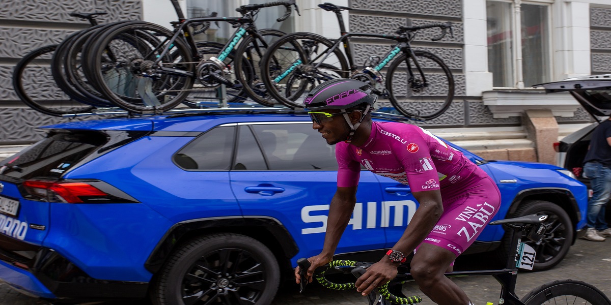 Cykelrytter må udgå af legendarisk cykelløb: Fik champagneprop i øjet