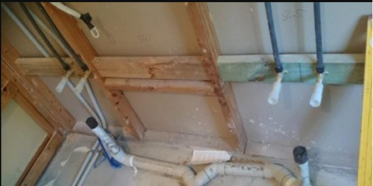 Håndværkeren Bob er i gang med en renovering – men bag væggen venter et kæmpe chok