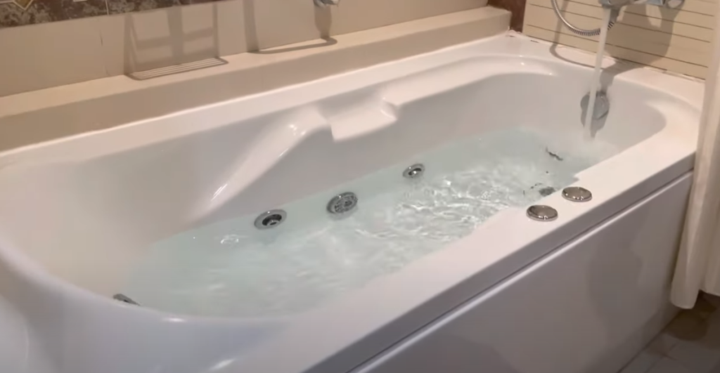 Michelle blev advaret af kvindelig hotelgæst: Da hun kigger i boblebadet får hun et kæmpe chok
