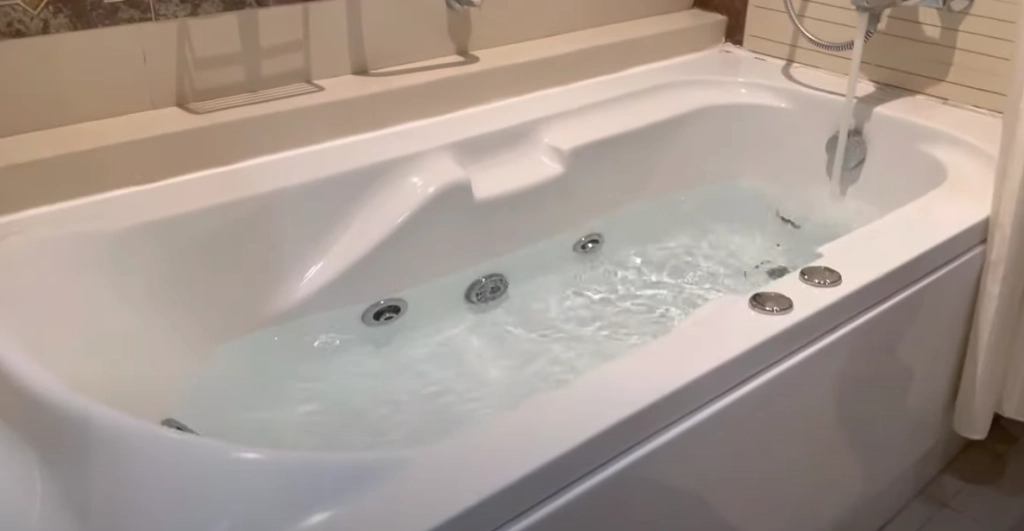 Michelle blev advaret af kvindelig hotelgæst: Da hun kigger i boblebadet får hun et kæmpe chok