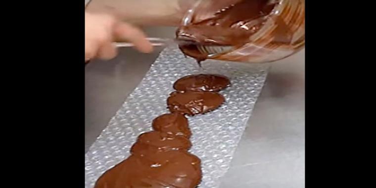 Hun hælder varm chokolade på bobleplast – Se nu det færdige resultat