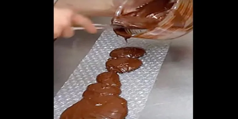 Hun hælder varm chokolade på bobleplast – Se nu det færdige resultat